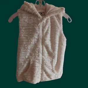 Widgeon faux fur vest with hood & zip closure size medium ivory color